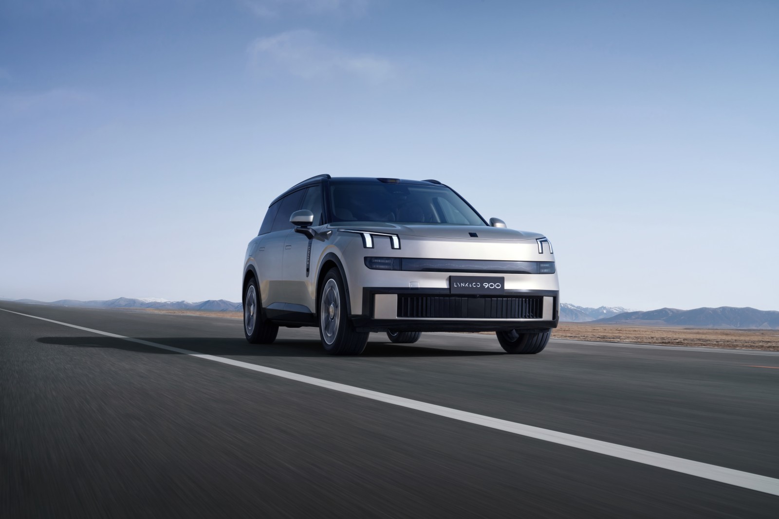 Lynk & Co 900 Base